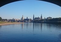 Blick von der Elbe auf die Altstadt Dresden