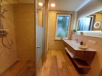 Duschraum mit WC und separate Umkleide